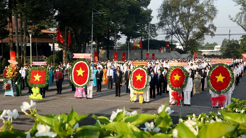 Lãnh đạo tỉnh Tỉnh ủy, HĐND, UBND, Ủy ban MTTQ tỉnh Bình Dương viếng và dâng hoa tại Nghĩa trang Liệt sĩ tỉnh. dhnt.jpg -0