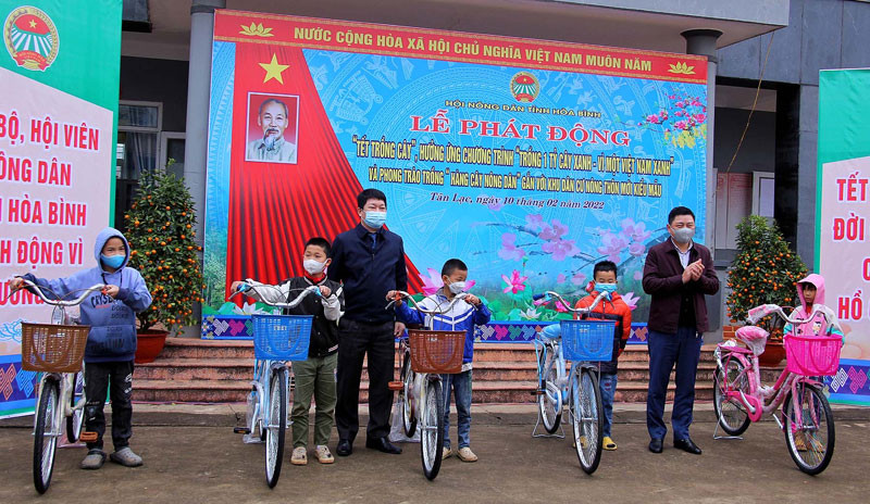 Đại diện Hội Nông dân tỉnh tặng xe đạp cho các học sinh nghèo vượt khó. Tỉnh Hòa Bình phấn đấu trồng 2,2 triệu cây xanh -0