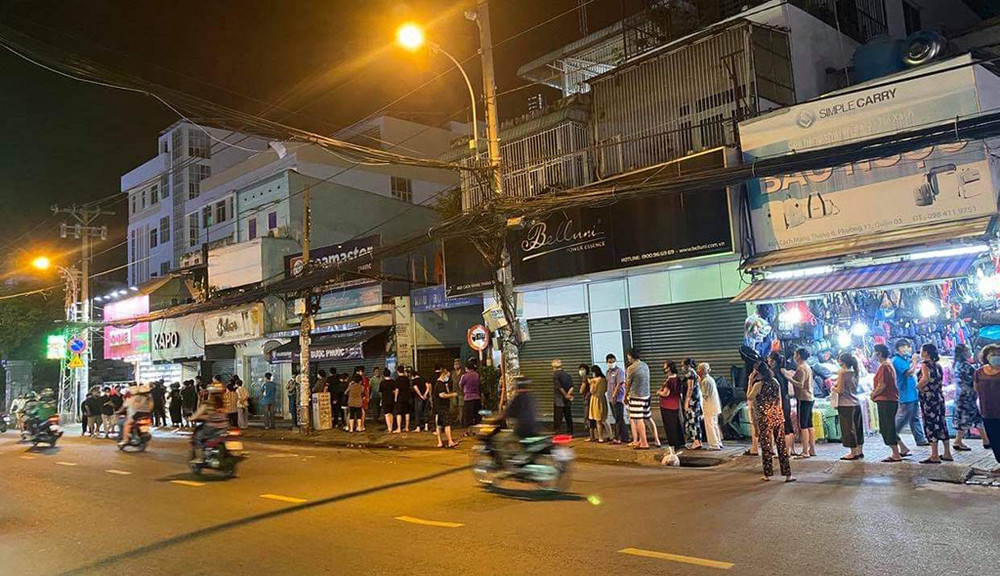 Người dân phường 11, quận 3 đi xét nghiệm trong đêm do có một ca dương tính với Sars CoV-2. Người dân TP Hồ Chí Minh trong thời gian giãn cách do dịch Covid-19 -0