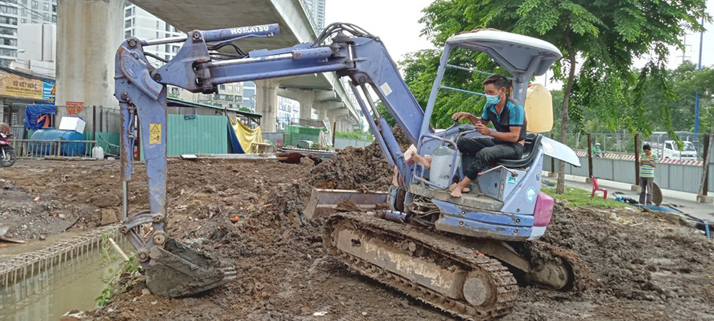 Trên công trường tuyến Metro Bến Thành – Suối Tiên, công nhân vẫn đeo khẩu trang và thi công bình thường. Người dân TP Hồ Chí Minh trong thời gian giãn cách do dịch Covid-19 -0