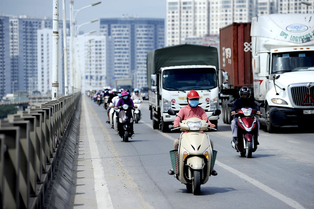 Thời điểm đầu giờ chiều, nhiệt độ trên cầu Vĩnh Tuy có thể lên tới gần 50 độ C. Người dân Hà Nội vất vả mưu sinh dưới trời nóng 40 độ C -0
