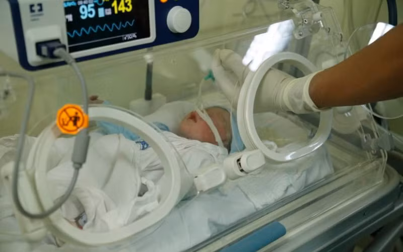 Bé trai nặng 2kg chào đời bình an. (Ảnh: Báo Công an nhân dân)