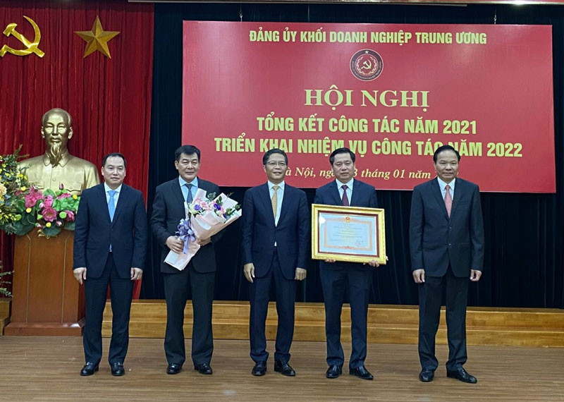 Đồng chí Trần Tuấn Anh, Ủy viên Bộ Chính trị, Trưởng Ban Kinh tế Trung ương trao Bằng khen của Thủ tướng Chính phủ tặng Đảng ủy Khối Doanh nghiệp Trung ương. Phát huy vai trò doanh nghiệp nhà nước trong phát triển kinh tế và an sinh xã hội -0