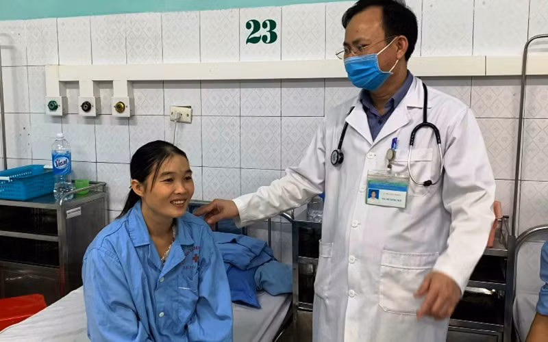 Bác sĩ động viên bệnh nhân bình phục sau điều trị.