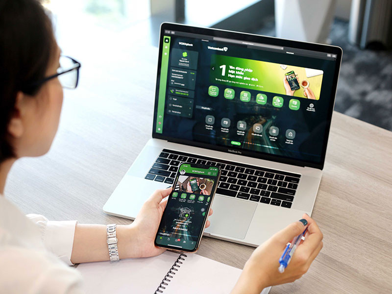 Giao diện VCB Digibank trên điện thoại di động và laptop. Vietcombank ra mắt dịch vụ Ngân hàng số VCB Digibank -0