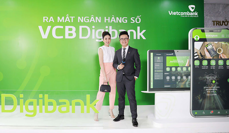 Khách mời dự lễ ra mắt VCB Digibank chụp ảnh lưu niệm. Vietcombank ra mắt dịch vụ Ngân hàng số VCB Digibank -0