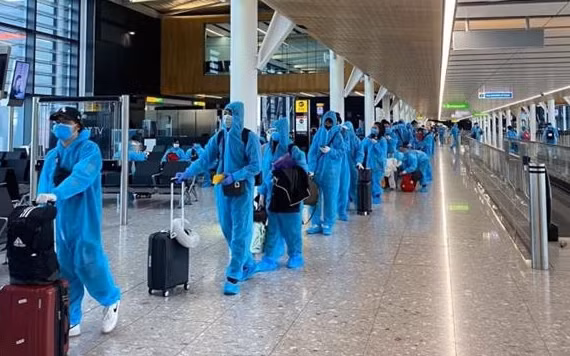 Khi có nhu cầu về Việt Nam, công dân cần đăng ký với Đại sứ quán hoặc cơ quan đại diện Việt Nam có thẩm quyền tương đương ở nước sở tại.