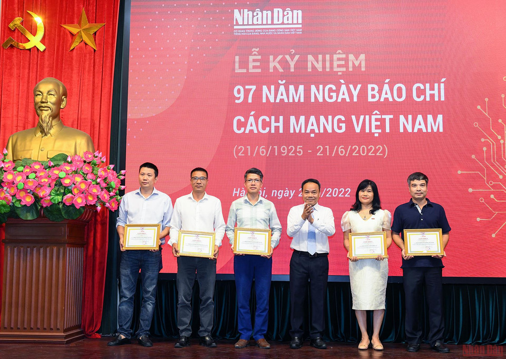 Đồng chí Đinh Như Hoan, Phó Tổng Biên tập, Chủ tịch Liên Chi hội Báo Nhân Dân trao Giấy khen của Hội Nhà báo Việt Nam cho các chi hội. Hình ảnh Lễ Kỷ niệm 97 năm Ngày Báo chí Cách mạng Việt Nam -0