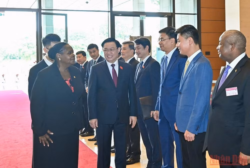 Chủ tịch Quốc hội Vương Đình Huệ đón, hội đàm với Chủ tịch Quốc hội Esperanca Laurinda Francisco Nhiuane Bias -0
