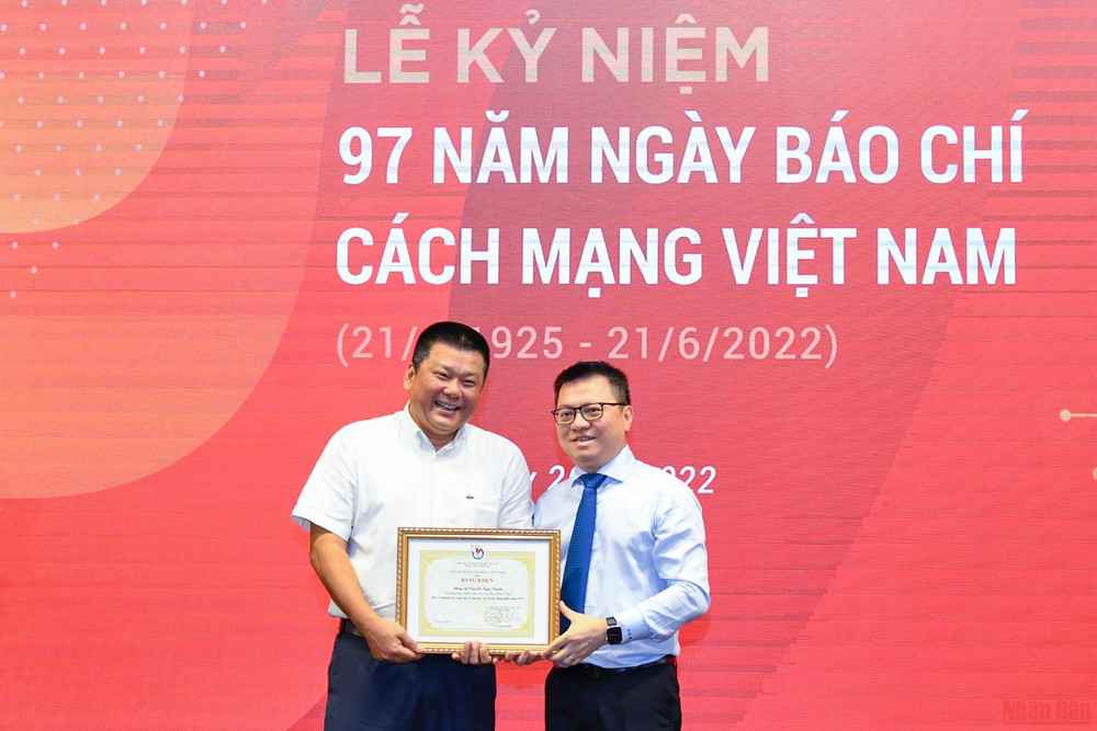 Đồng chí Lê Quốc Minh, Ủy viên Trung ương Đảng, Tổng Biên tập Báo Nhân Dân trao Bằng khen của Hội Nhà báo Việt Nam cho đồng chí Nguyễn Ngọc Thanh, Trưởng Ban Nhân Dân điện tử vì có thành tích xuất sắc về nghiệp vụ và xây dựng Hội năm 2021. Hình ảnh Lễ kỷ niệm 97 năm Ngày Báo chí cách mạng Việt Nam -0