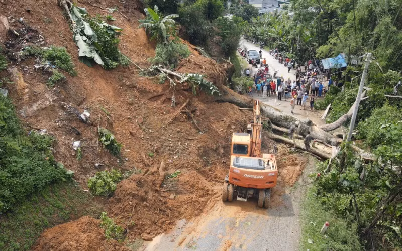 Khắc phục sạt lở trên tuyến Tỉnh lộ 258 từ Bạch Thông đi huyện Ba Bể.