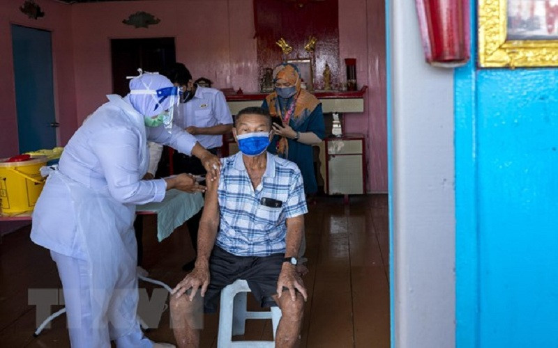 Nhân viên y tế tiêm vaccine ngừa Covid-19 cho người dân tại Selangor, Malaysia. (Ảnh: TTXVN)