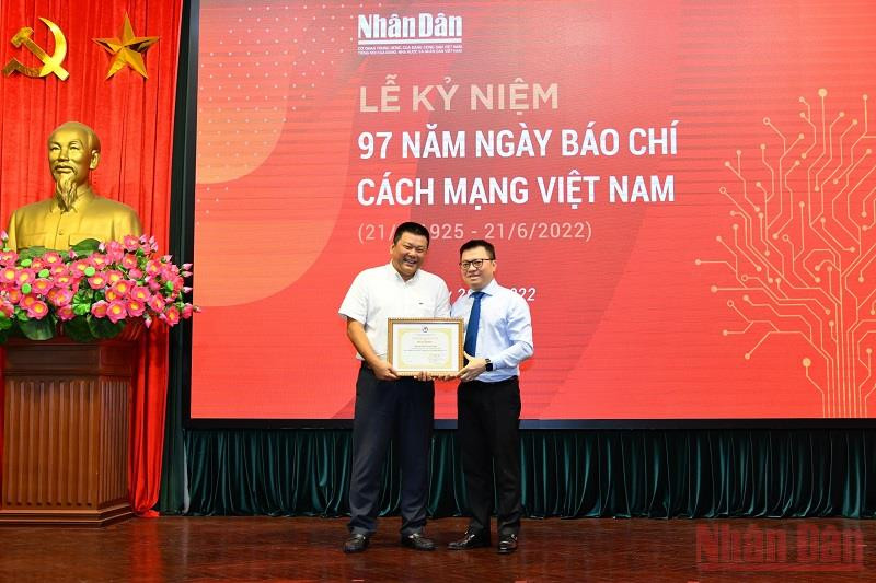 Tổng Biên tập Lê Quốc Minh trao Bằng khen của Hội Nhà báo Việt Nam cho Trưởng Ban Nhân Dân điện tử Nguyễn Ngọc Thanh. Mít tinh kỷ niệm 97 năm Ngày Báo chí cách mạng Việt Nam -0