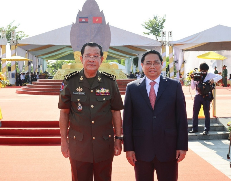 Thủ tướng Phạm Minh Chính và Thủ tướng Campuchia Samdech Techo Hun Sen chụp ảnh chung. (Ảnh: Dương Giang/TTXVN) ttxvn_2006thutuong11-1655708625189.jpeg