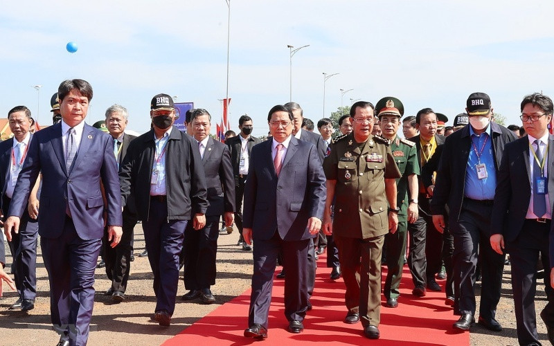 Thủ tướng Campuchia Samdech Techo Hun Sen đón Thủ tướng Phạm Minh Chính dự Lễ kỷ niệm 45 năm "Con đường tiến tới đánh đổ chế độ diệt chủng Pol Pot". (Ảnh: Dương Giang/TTXVN) ttxvn_2006thutuong2-1655708625424.jpeg