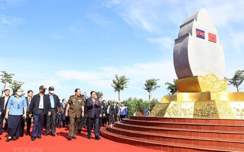 Thủ tướng Phạm Minh Chính và Thủ tướng Campuchia Samdech Techo Hun Sen thăm bia đá tại điểm dừng chân trong hành trình cứu nước của Thủ tướng Hun Sen.(Ảnh: Dương Giang/TTXVN) ttxvn_2006thutuong16-1655708625361.jpeg