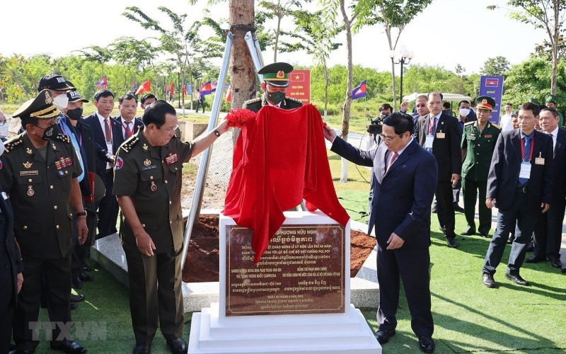 Thủ tướng Phạm Minh Chính và Thủ tướng Campuchia Samdech Techo Hun Sen trồng cây hữu nghị tại khu vực X16. (Ảnh: Dương Giang/TTXVN) ttxvn_2006thutuong8-1655708625092.jpeg