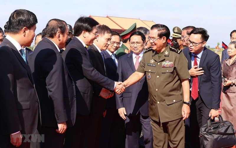 Hình ảnh Thủ tướng Phạm Minh Chính đón Thủ tướng Campuchia Samdech Techo Hun Sen sang thăm điểm dừng chân trong hành trình cứu nước tại Khu vực X16. (Ảnh: Dương Giang/TTXVN) ttxvn_2006thutuong7-1655708625014.jpeg