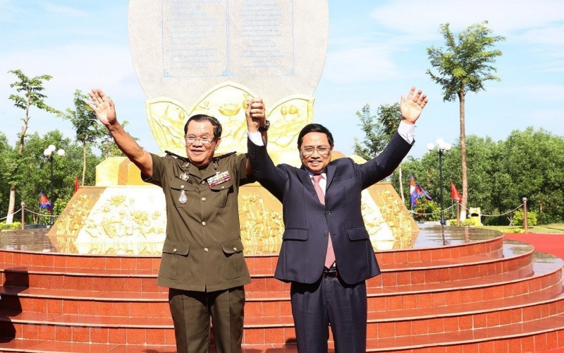 Thủ tướng Phạm Minh Chính và Thủ tướng Campuchia Samdech Techo Hun Sen chụp ảnh chung tại Khu vực X6. (Ảnh: Dương Giang/TTXVN) ttxvn_2006thutuong12-1655708625268.jpeg