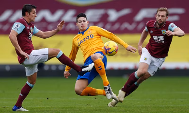 J. Rodriguez (áo vàng, Everton) tranh bóng với các cầu thủ Burnley.
