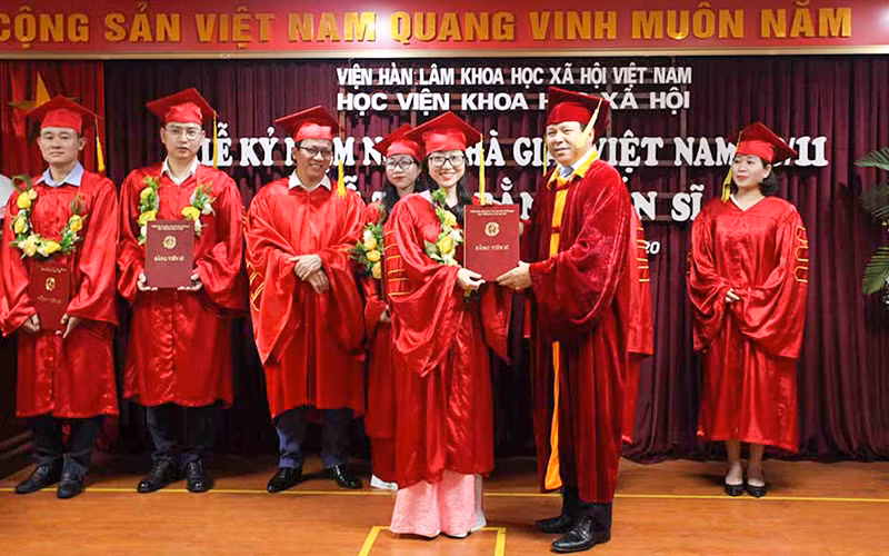 Một buổi lễ trao bằng tiến sĩ tại Học viện Khoa học xã hội. (Ảnh: VÕ THƯƠNG)