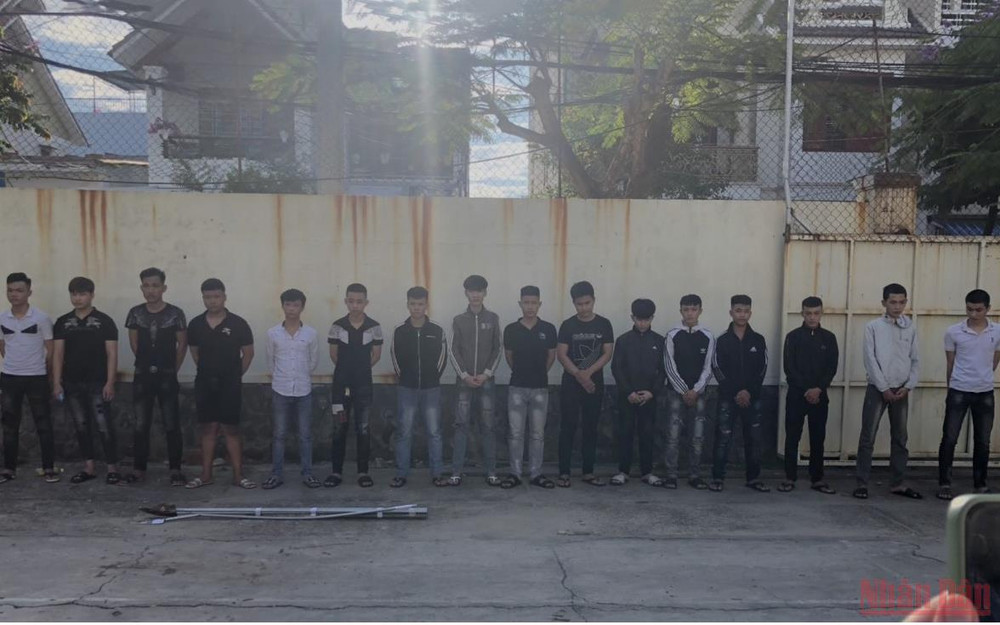 16 thanh thiếu niên hẹn nhau thách đấu đã bị khởi tố chiều 13/5. (Ảnh Công an cung cấp)