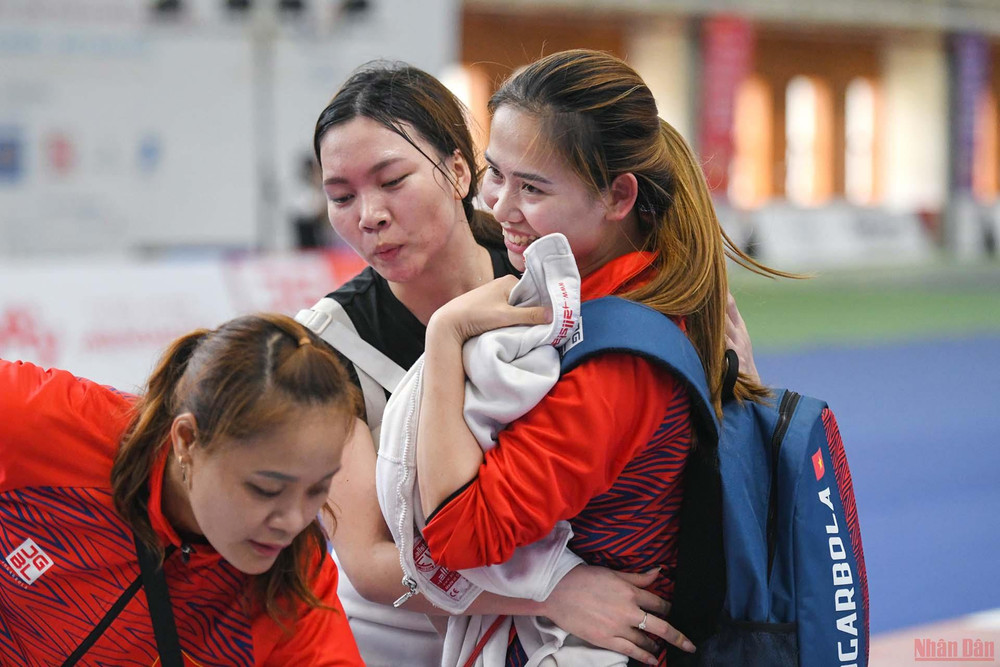 Vũ Thị Hồng (áo đen) thấm mệt sau trận đấu căng thẳng. (Ảnh: Thành Đạt) SEA Games 31 ngày 13/5: Việt Nam dẫn đầu bảng tổng sắp huy chương -0
