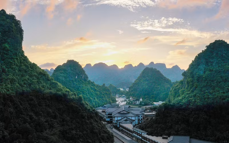 Toàn cảnh khu nghỉ dưỡng khoáng nóng Yoko Onsen Quang Hanh. 