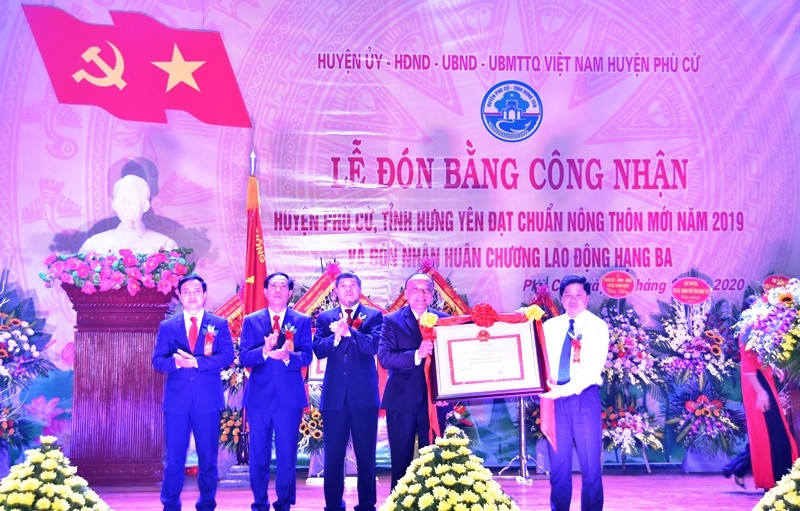 Lãnh đạo huyện Phù Cừ đón nhận Bằng công nhận huyện Phù Cừ (tỉnh Hưng Yên) đạt chuẩn NTM.