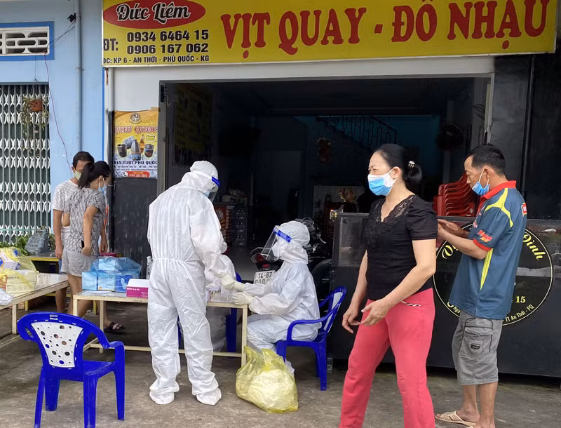 Khẩn trương lấy mẫu xét nghiệm Covid-19 tại phường An Thới.