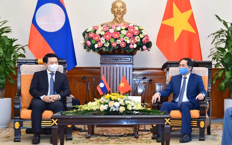 Buổi làm việc giữa Bộ trưởng Ngoại giao Bùi Thanh Sơn và Bộ trưởng Ngoại giao Lào Saleumxay Kommasith(Ảnh: Báo Thế giới và Việt Nam)