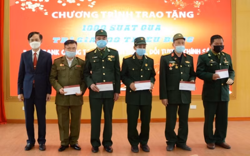 Yên Bái trao 1.000 suất quà Tết cho người nghèo -0