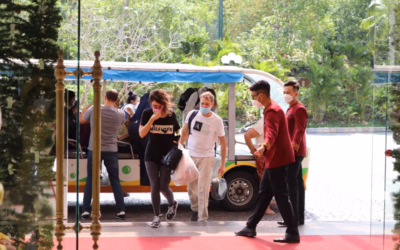 Du khách Nga tới Nha Trang theo chương trình thí điểm đón khách quốc tế hồi tháng 12/2021 (Ảnh: CTV)