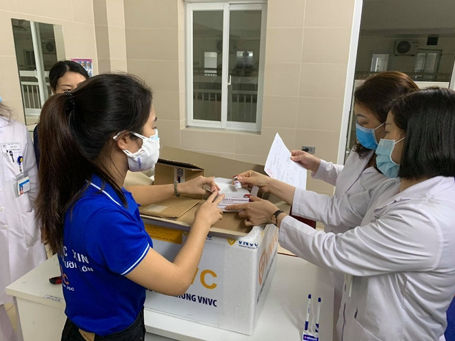 Vaccine được VNVC bàn giao cho BV Thanh Nhàn. Hà Nội triển khai tiêm vaccine phòng Covid-19 cho cán bộ y tế -0