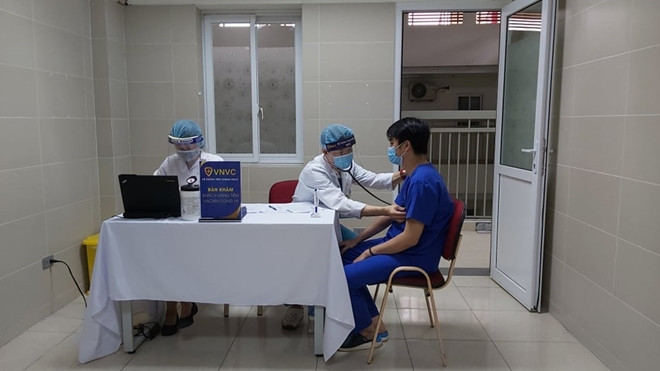 Khám sàng lọc trước tiêm. Hà Nội triển khai tiêm vaccine phòng Covid-19 cho cán bộ y tế -0