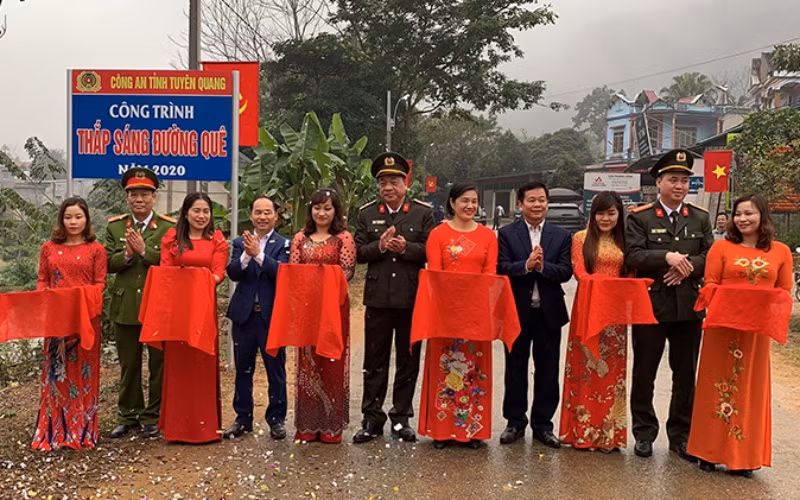 Đại biểu cắt băng khánh thành công trình thắp sáng đường quê tại thôn Đồng Tâm, xã Minh Dân, huyện Hàm Yên, tỉnh Tuyên Quang.