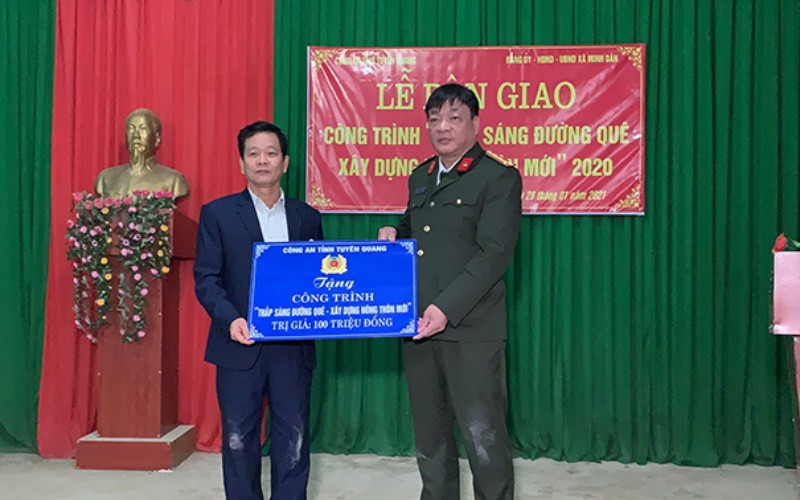 Lãnh đạo công an tỉnh Tuyên Quang trao biểu trưng công trình thắp sáng đường quê cho lãnh đạo xã Minh Dân, huyện Hàm Yên, tỉnh Tuyên Quang. Công an tỉnh Tuyên Quang khánh thành công trình chào mừng Đại hội lần thứ XIII của Đảng -0