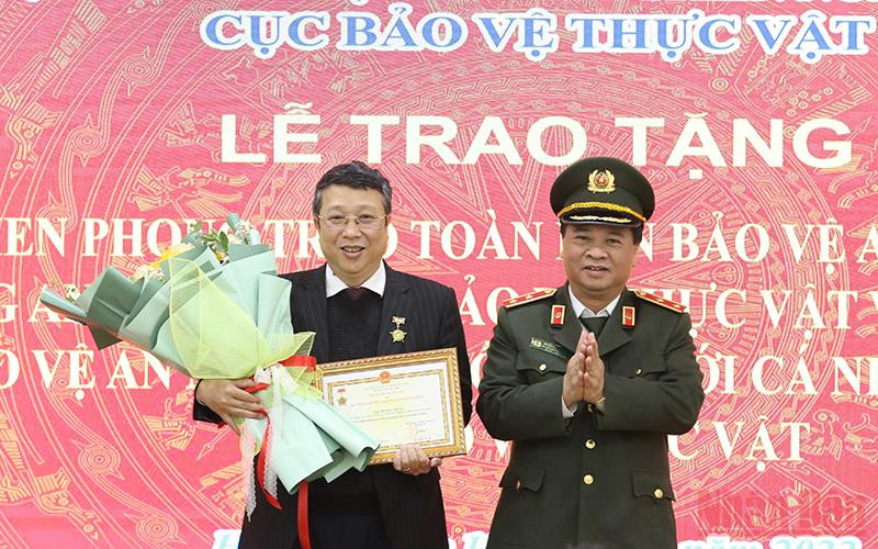 Trung tướng Nguyễn Đình Thuận trao Kỷ niệm chương Bảo vệ an ninh Tổ quốc của Bộ Công an cho đồng chí Hoàng Trung, Cục trưởng Cục Bảo vệ thực vật vì đã có nhiều đóng góp trong sự nghiệp Bảo vệ an ninh Tổ quốc. Bảo vệ thực vật góp phần quan trọng bảo vệ an ninh Tổ quốc -0