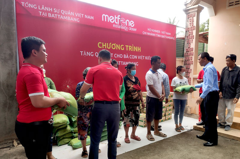 Đại diện Tổng Lãnh sự quán và Công ty Metfone trên địa bàn trao quà Tết cho bà con. Tổng Lãnh sự quán Việt Nam tại Battambang tổ chức chương trình Xuân Quê hương -0