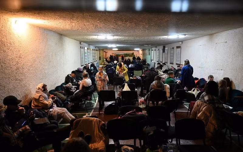 Người dân tập trung tại 1 hầm trú ẩn ở thủ đô Kiev, Ukraine, ngày 24/2/2022. (Ảnh: Reuters)