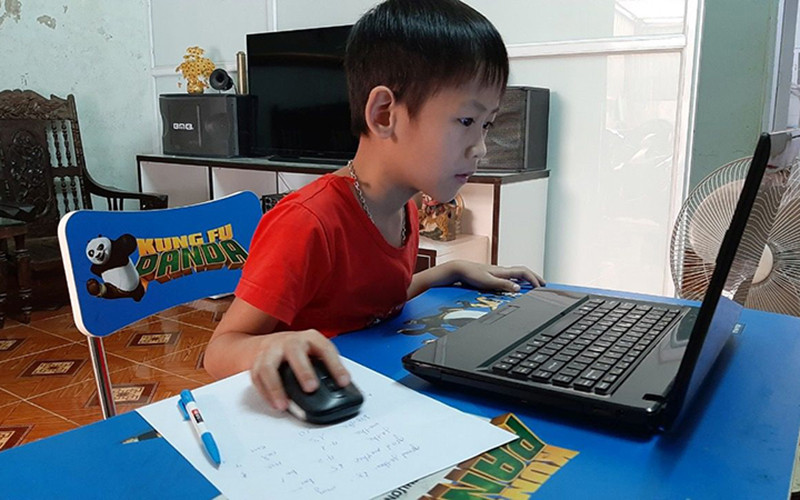 Học sinh Trường tiểu học số 2 Thanh Xương, huyện Điện Biên, tỉnh Điện Biên học trực tuyến tại nhà.