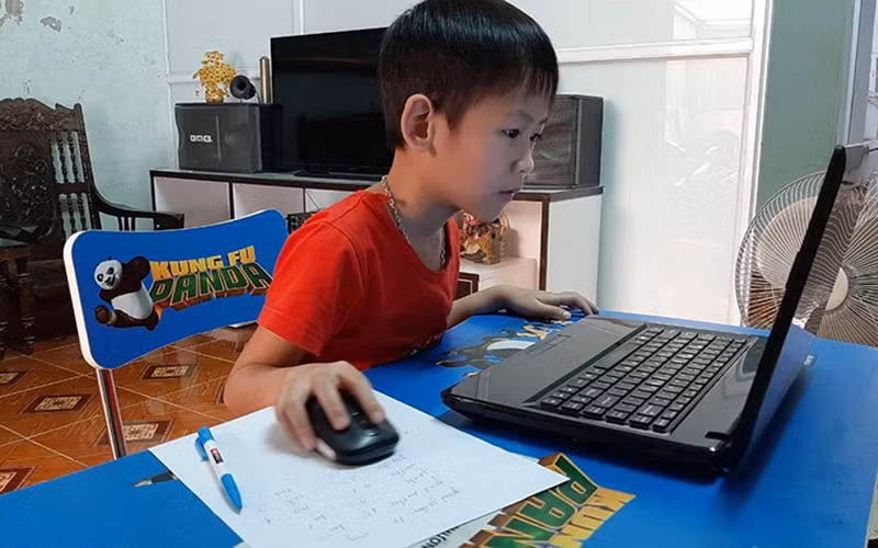 Học sinh Trường tiểu học số 2 Thanh Xương, huyện Điện Biên, tỉnh Điện Biên học trực tuyến tại nhà.