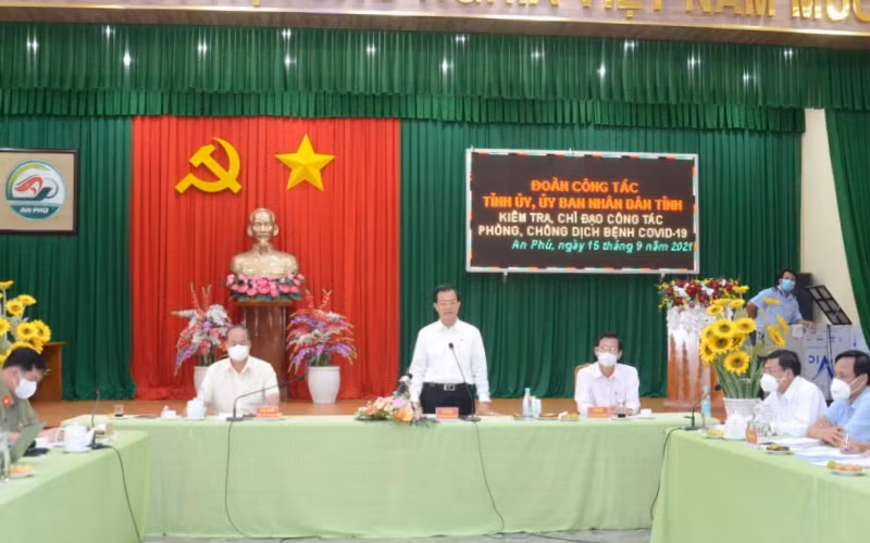 Bí thư Tỉnh ủy yêu cầu huyện An Phú phải khống chế các ổ dịch.