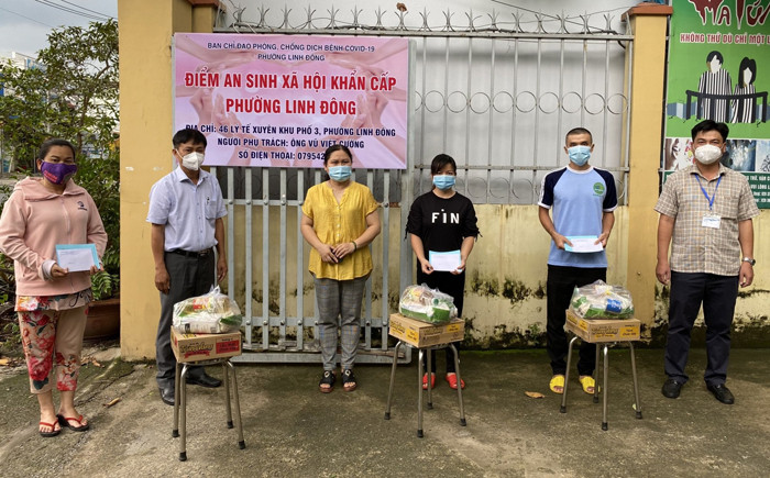 Đại diện UBND, Ủy ban Mặt trận Tổ quốc phường Linh Đông, TP Thủ Đức trao quà hỗ trợ cho các đối tượng khó khăn trên địa bàn. (Ảnh: Quang Quý) Để đạt mục tiêu kép vững chắc -0
