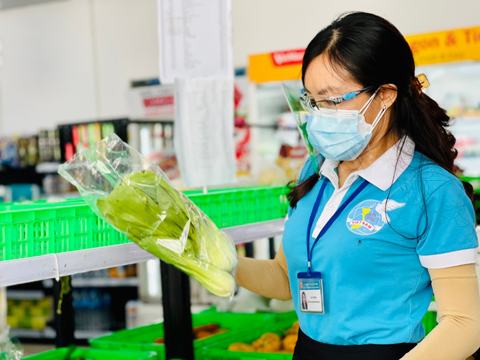 Cán bộ Hội Liên hiệp Phụ nữ phường 6, quận Tân Bình đi chợ giúp người dân trong thời gian thành phố thực hiện giãn cách xã hội theo Chỉ thị 16. (Ảnh: Quang Quý) Để đạt mục tiêu kép vững chắc -0