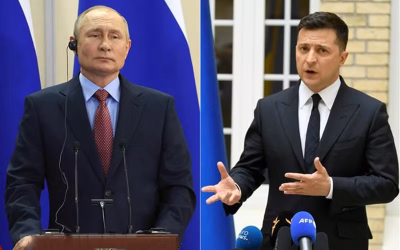 Tổng thống Nga Vladimir Putin (trái) và Tổng thống Ukraine Volodymyr Zelensky. (Ảnh: AFP/TTXVN)