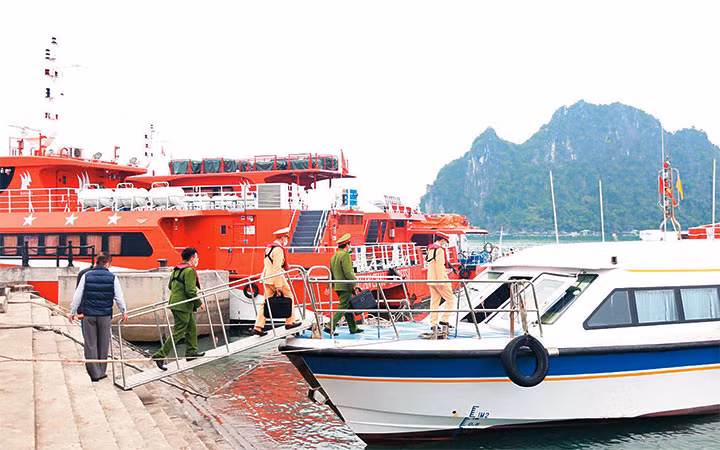 Lực lượng liên ngành thường xuyên kiểm tra phương tiện chở khách tham quan vịnh Hạ Long.