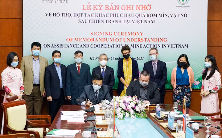 VNMAC ký Bản Ghi nhớ với Tổ chức viện trợ nhân dân Na Uy về hợp tác khắc phục hậu quả bom, mìn sau chiến tranh. (Ảnh: MINH ANH)