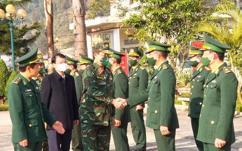 Phó Chủ tịch Quốc hội Trần Quang Phương thăm cán bộ, chiến sĩ Đồn Biên phòng Pha Long, tỉnh Lào Cai.