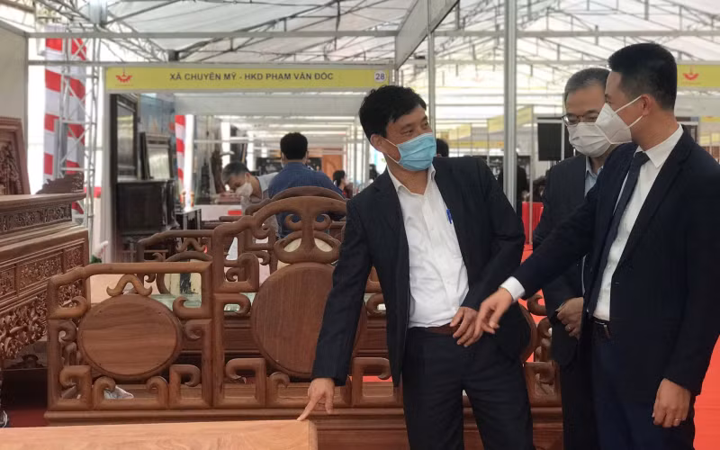 Khách tham quan một số mẫu sản phẩm đồ gỗ được trưng bày tại Triển lãm.